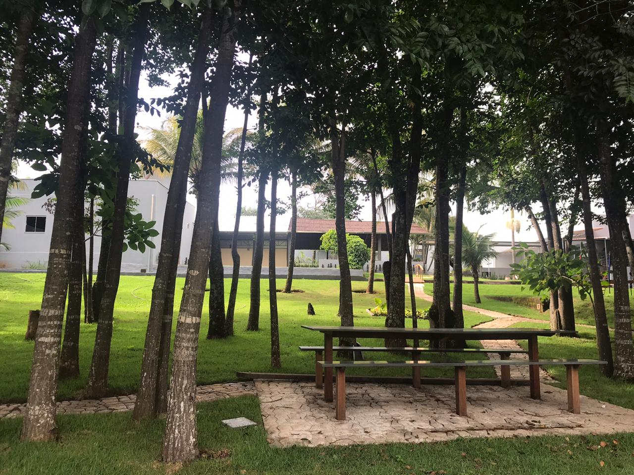 Bosque com mesas de convivência