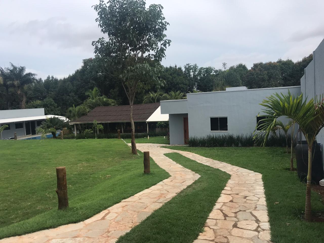 Caminho de pedras entre as edificações