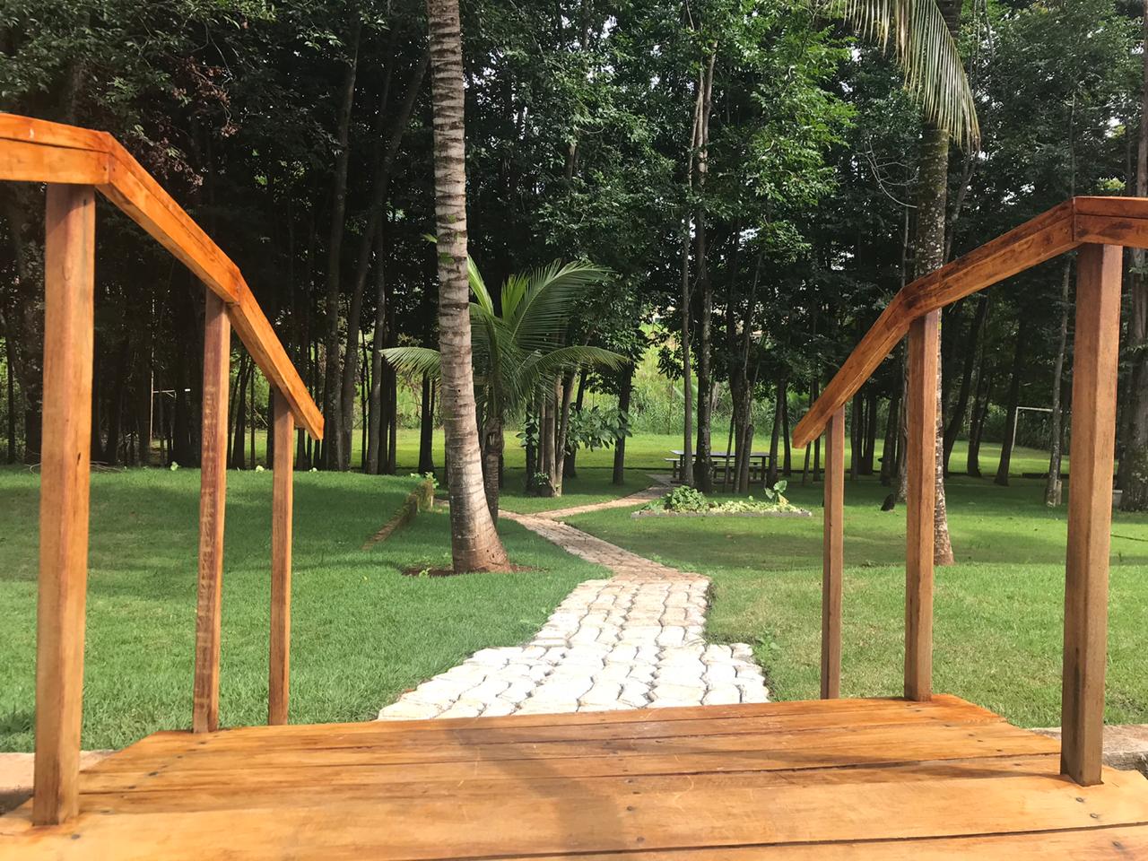 Deck de madeira com vista para o bosque